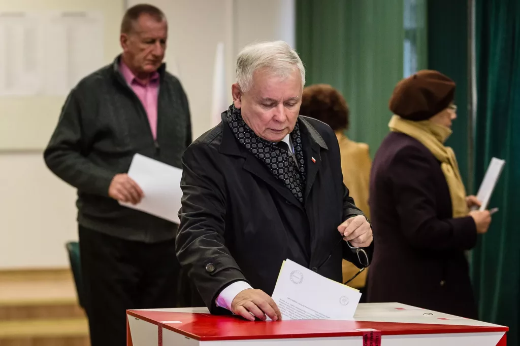 Far Right Law and Justice (PiS) Party Wins Majority in Parliament